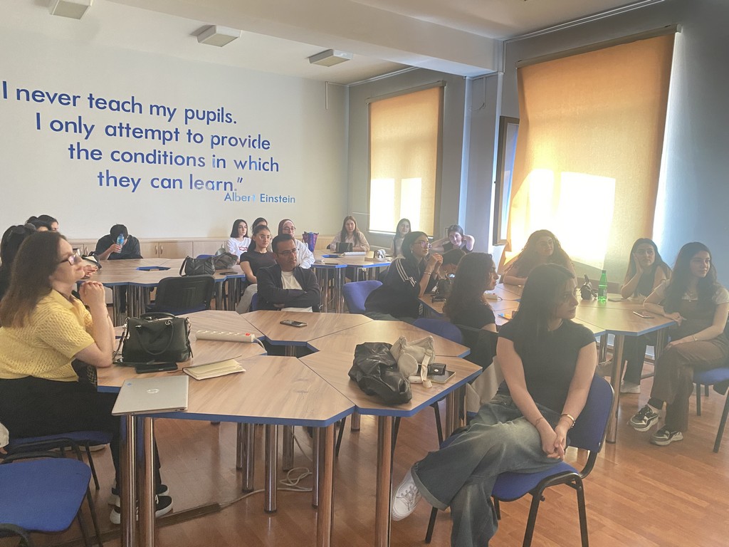 Xaricdə təhsil alan doktorantın seminarı