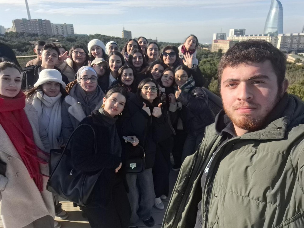 Tələbələr  Mərkəzi Nəbatat Bağında   