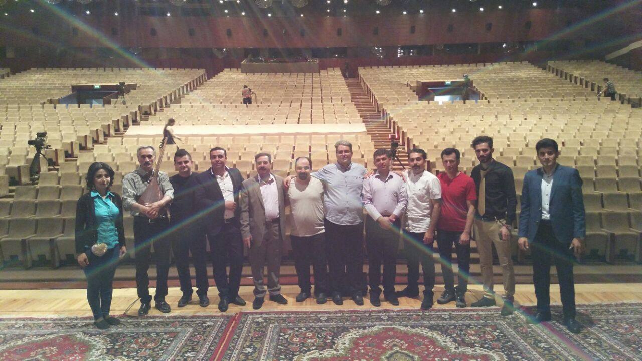 Khazar’s singer teacher at the concert of “Dalga” ashiq group