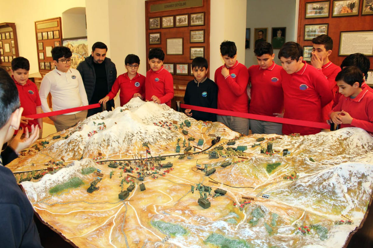 “Dunya” School Students Visit Azerbaijan Military History Museum