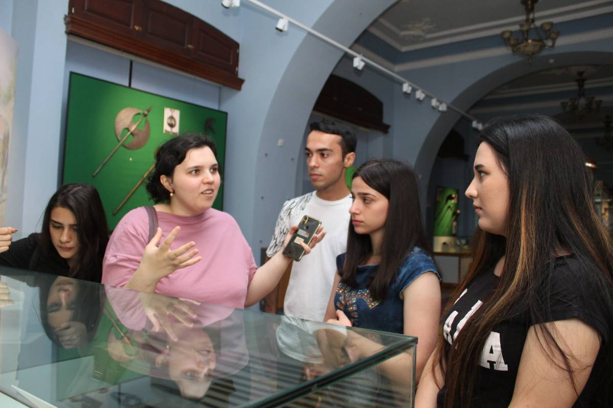 Students in the National Museum of Azerbaijan History on the occasion of Memorial Day