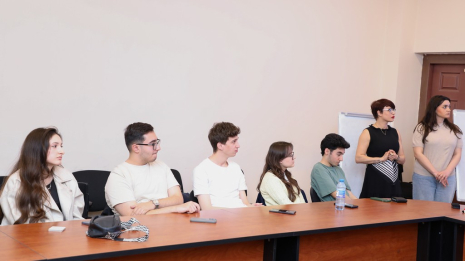Kapital Bank nümayəndəsinin “Xəzər”də seminarı