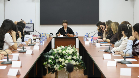 Xəzər Universitetində isveçrəli yazıçı Regina Düriqin vorkşopu keçirilib