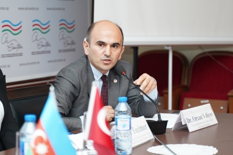 Departament müdiri dəyirmi masada